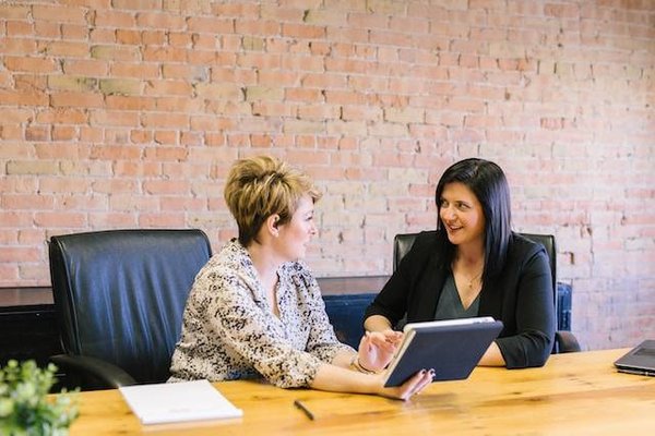 Quel est le rôle et la relation des notaires avec les agents immobiliers ?